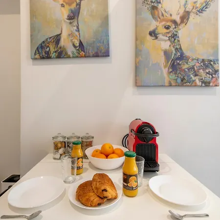 Parisian Getaway For Two In Iconic Montmartre Neighborhood Appartamento