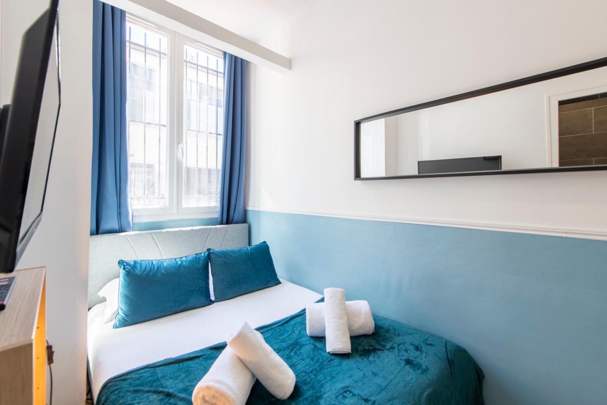 Parisian Getaway For Two In Iconic Montmartre Neighborhood Appartamento Parigi